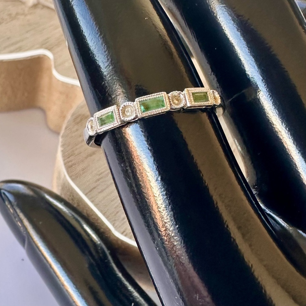 14K White Gold Green Stone & Clear Accent Band Ring Size 7 Stackable - Picture 7 of 16